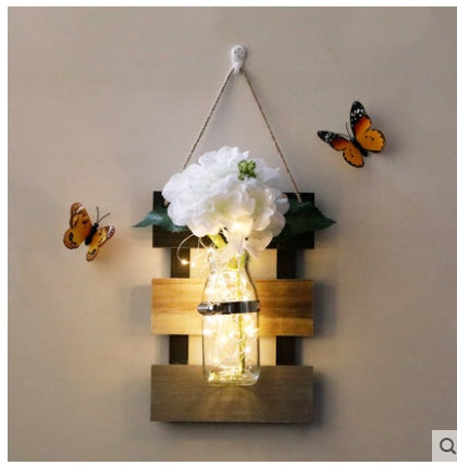 Hängender Blumenkorb aus Holz – Wanddekoration