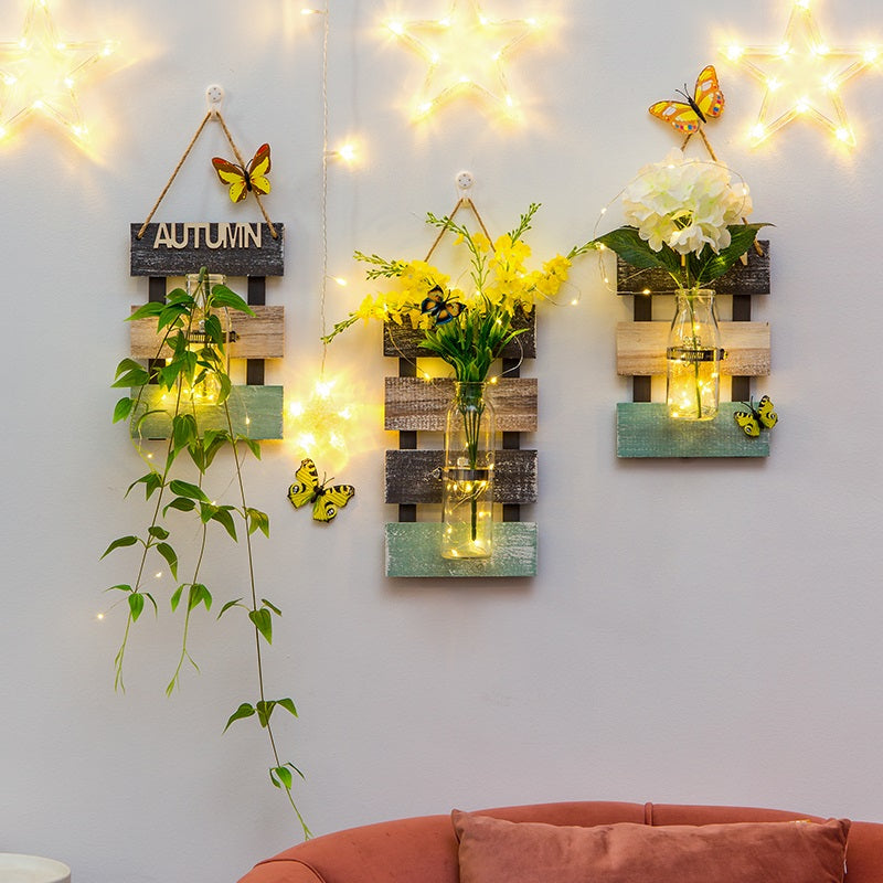 Hängender Blumenkorb aus Holz – Wanddekoration