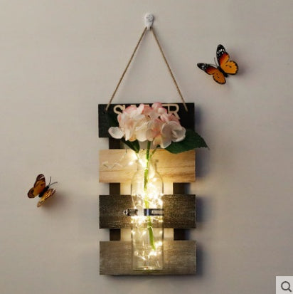 Hängender Blumenkorb aus Holz – Wanddekoration