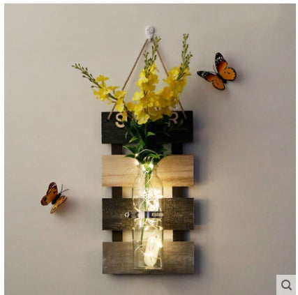 Hängender Blumenkorb aus Holz – Wanddekoration