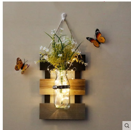 Hängender Blumenkorb aus Holz – Wanddekoration