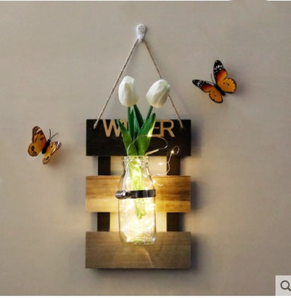 Hängender Blumenkorb aus Holz – Wanddekoration