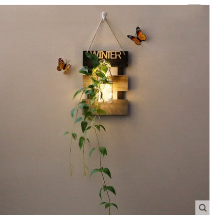 Hängender Blumenkorb aus Holz – Wanddekoration