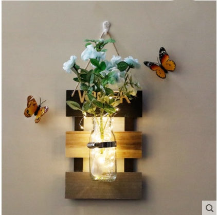 Hängender Blumenkorb aus Holz – Wanddekoration