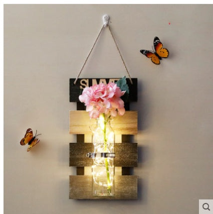 Hängender Blumenkorb aus Holz – Wanddekoration