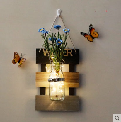 Hängender Blumenkorb aus Holz – Wanddekoration