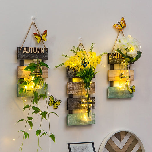 Hängender Blumenkorb aus Holz – Wanddekoration